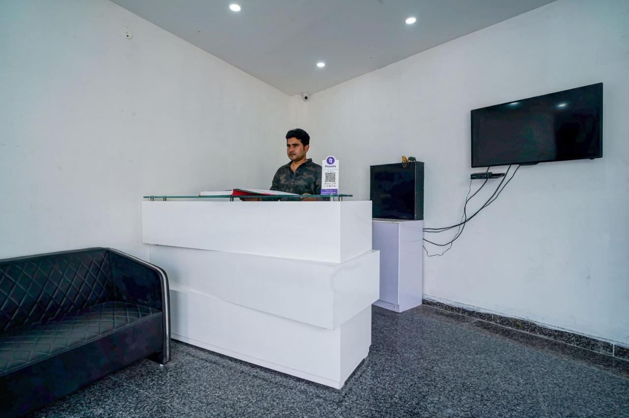 Hotel Red Snapper Couple Friendly At West Delhi Nowe Delhi Zewnętrze zdjęcie